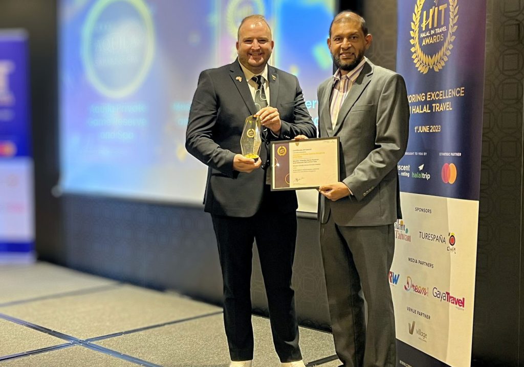 Director of Aquila Collection marketing Receives Halal in Tourism award in recognition of Aquila's halaal-friendly facilities and upgraded salah prayer room.